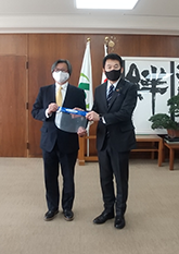 清水市長と代表横井