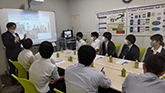 栄大学国際経済学部生と代表横井
