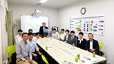 栄大学国際経済学部生と代表横井