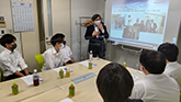 栄大学国際経済学部生と代表横井